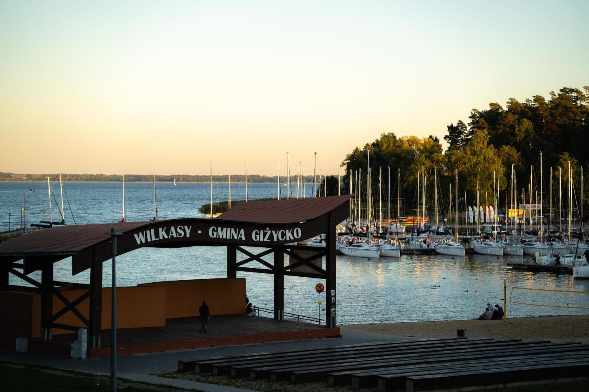 Yacht Apartments Wilkasy Exterior photo