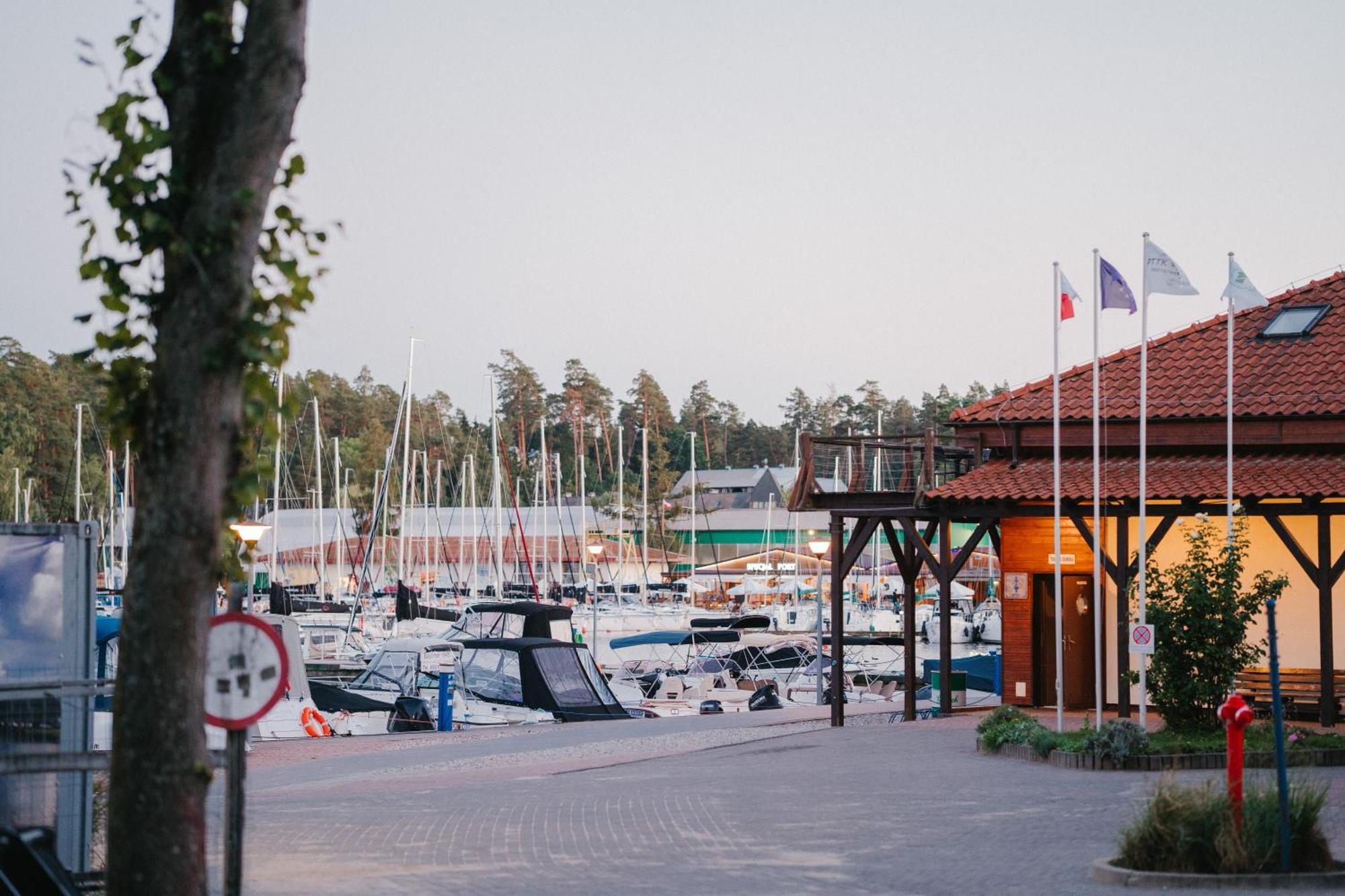 Yacht Apartments Wilkasy Exterior photo